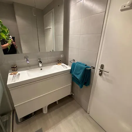 Apartment 2 Bedrooms, Secure Residence, Parking! *